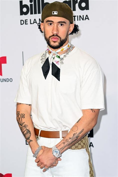 Bad Bunny presume sus abdominales en una selfie casi desnudo en Nueva York