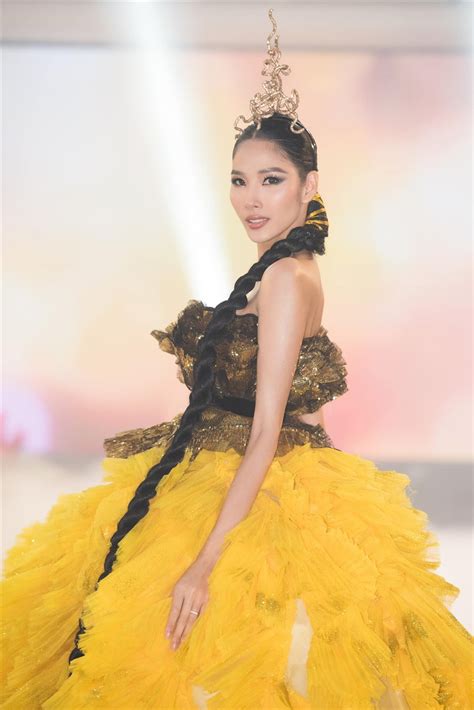 Á hậu Hoàng Thùy hóa đóa mai vàng khổng lồ, đối lập với Hoa hậu Hương Giang