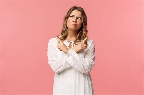 Chica teniendo problemas con la elección, tomando una decisión seria ...