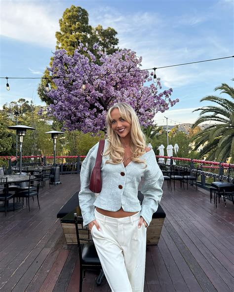 OnlyFans Annie Knight Earns $200K Monthly and Owns 4 Homes | Us Weekly