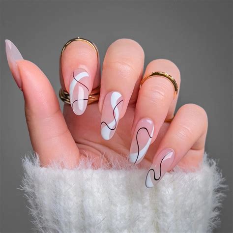 Diseños de uñas con base trasparente que hacen ver tus manos lindas y ...