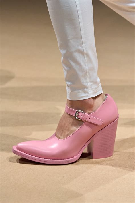 Zapatos Mary Jane: cómo combinarlos en Primavera-Verano 2023, según ...