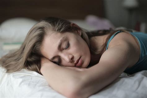 O Que É Dormir De Bruços - Dormir de bruços: o que isso revela sobre você, segundo a psicologia ...