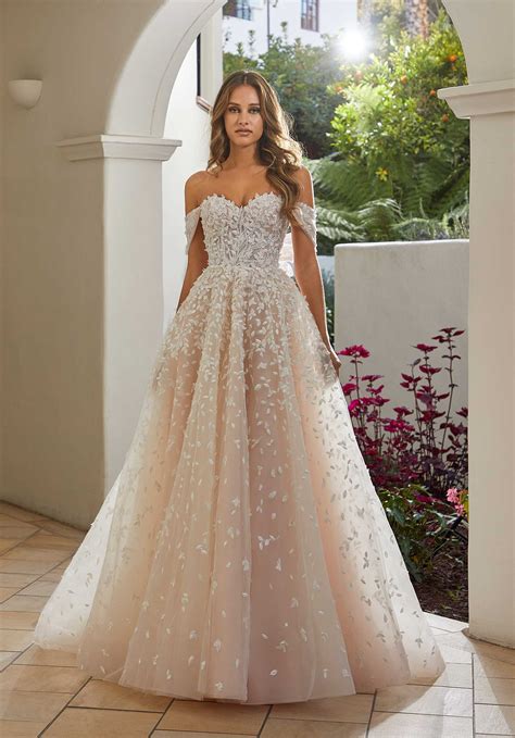 choosing  perfect wedding dress   season