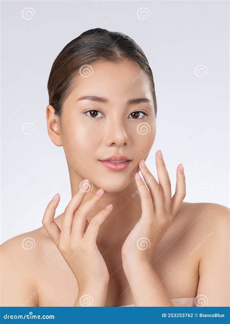Retrato De Una Jovencita Preciosa Posando Un Gesto De Belleza Con Piel