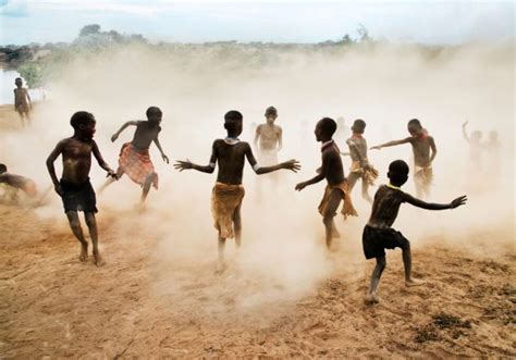 Fogo Na Montanha Brincadeira - Fogo na montanha é uma brincadeira de matriz africana. É uma adaptação ...