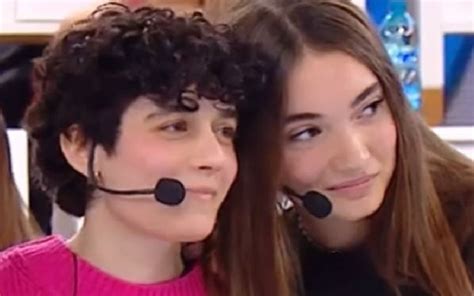 amici  antonia  senza cri sono fidanzate la nocca schiva il