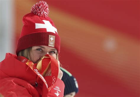 Corinne Suter gewinnt die Olympiaabfahrt und sorgt für die vierte