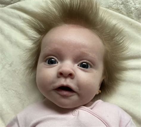 Boneco Com Cabelo Arrepiado - Bebê com cabelo arrepiado chama a atenção na rua