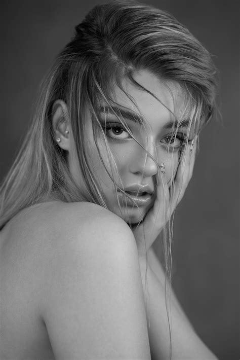 Shoulder of Naked Woman · Free Stock Photo