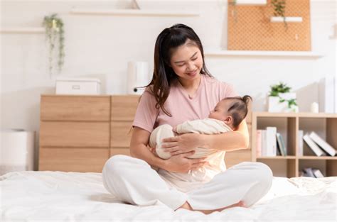 Cara Aman Menggendong Bayi Baru Lahir