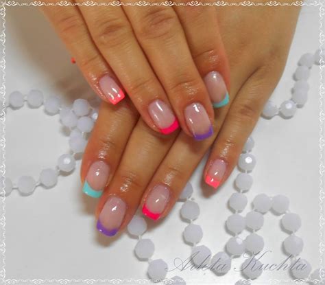 Studio stylizacji paznokci Butterfly: Kolorowy french