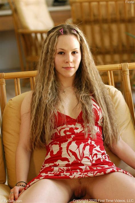 Good looking Fiona Luv exposing her hot ass on the sofa - HD 14 photos