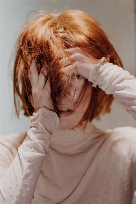 Premiere: The Anxious Enchantment of Madelline's Hypnotic "Ghost