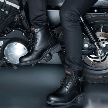 7 Best Motorcycle Boots - (Reviews & Guide 2022)