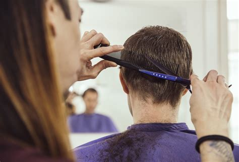 Frizerii, coafezele și manichiuristele au intrat pe radarul ANAF. Poți