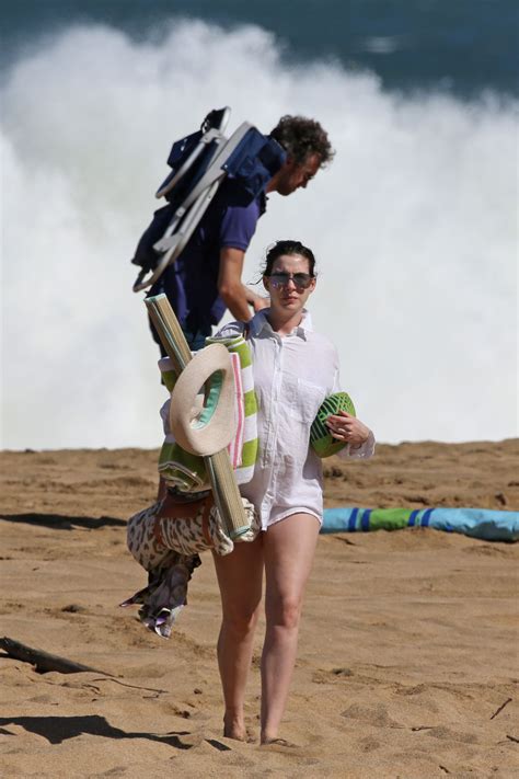 Anne Hathaway in Bikini - Spending Christmas and New Year in Hawaii 1/4