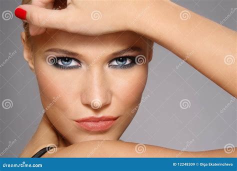 Blonde con estilo imagen de archivo. Imagen de mirada - 12248309