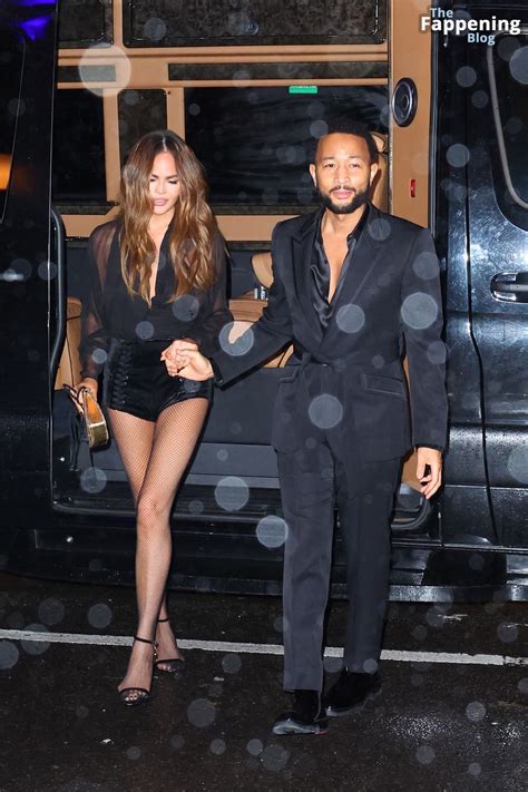 Chrissy Teigen Flashes Her Nude Boobs in New York – Fappening🍆💦