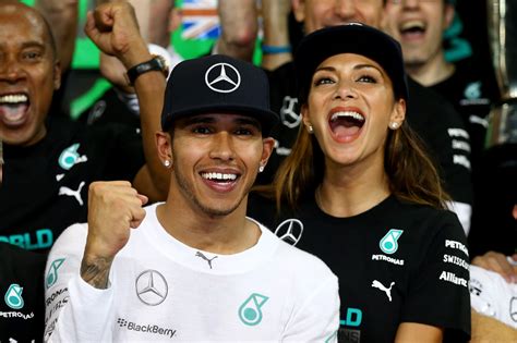 Epic fail per Lewis Hamilton, non riconosce una canzone della fidanzata