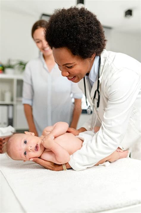 Pediatra Perto De Mim - Nomeação Com Um Pediatra Consultor. Mãe E Bebê No Escritório De ...