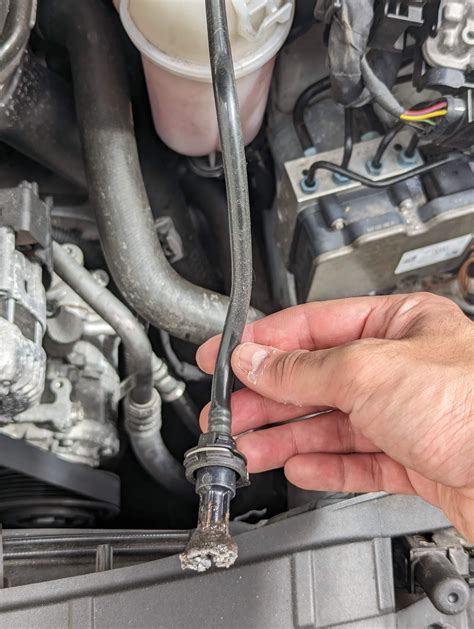 Coolant hose from reservoir to radiator broken HELP - Audi A4 (B9