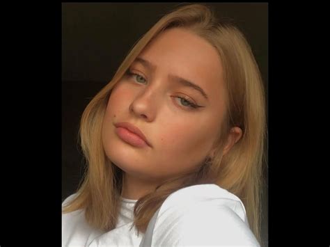 Imagine having her lips wrapped around your cock | Scrolller