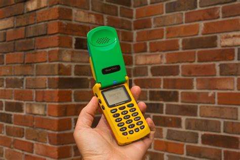 Legendary Motorola StarTAC: Revisiting the world's first flip phone - CNET