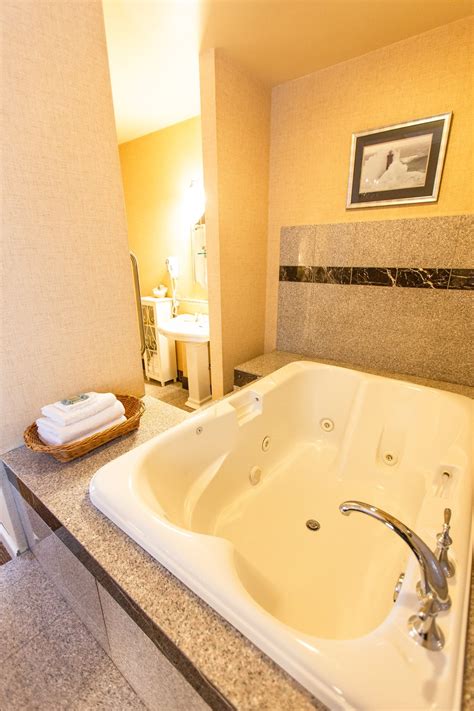 In-room Jacuzzis? We've got... - Best Western Merry Manor Inn