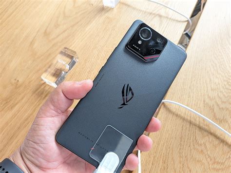 asus rog phone  appears  hands  video showcasing  design