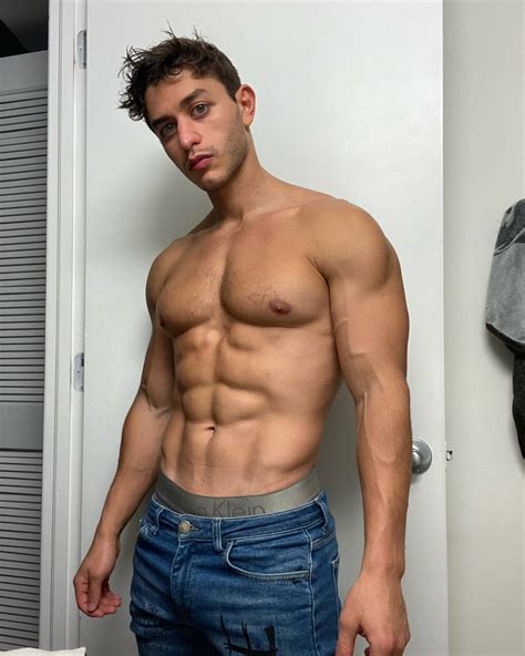 Amr Elsheikh | Angle or standing straight? Which one is better? #abs #