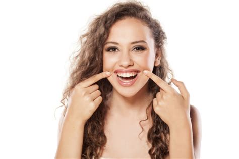 Cracks in Corner of Mouth: Causes of Angular Cheilitis and How to Treat It