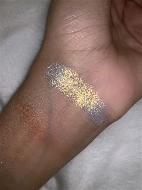 Give Me Glow single eyeshadow in "Halo" : swatchitforme