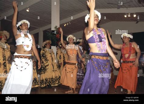 Cook island dance hi-res stock photography and images - Alamy