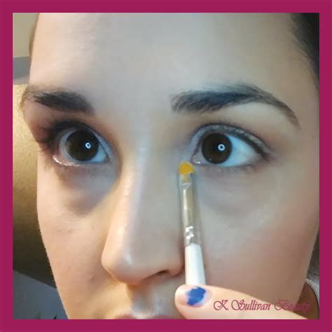 applying  corner highlight  sullivan beauty