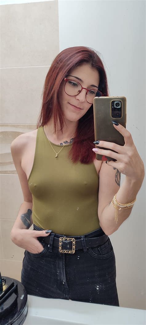 26F - loving the weekend already 🖤 : r/selfie