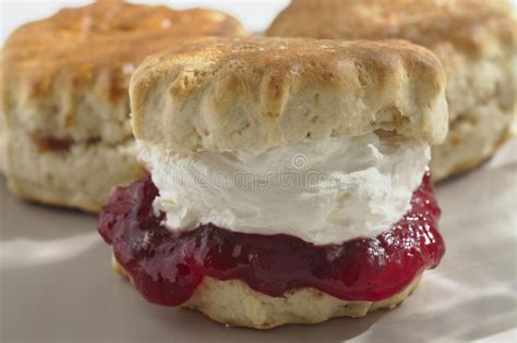 Cornish Scone с сливк и вареньем Стоковое Фото - изображение ...