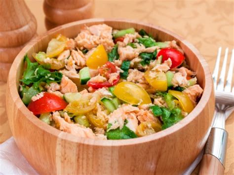 Салат с запеченной семгой и овощами