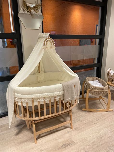 Ovaal wiegje met hemeltje | Babykamer inspiratie, Baby bed, Babykamer ...