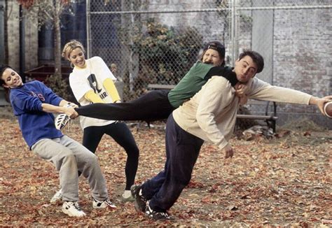 Em Um Jogo De Futebol Americano Jorge Daniela E Helena - Em qual episódio acontece o jogo de futebol americano em Friends ...
