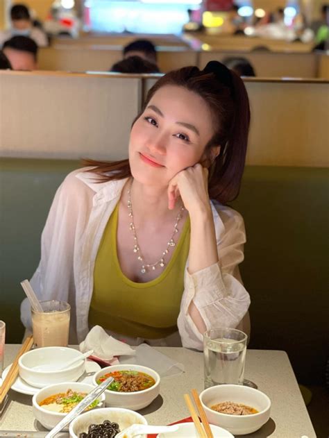 ngan khanh   married   years     children