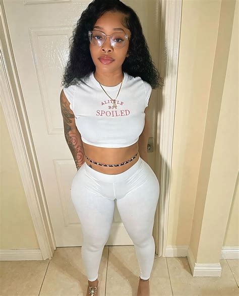 Alexis Nairne | I look prettier bent over | Instagram