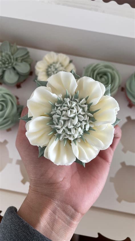 floral buttercream frosting cupcakes flower cupcake designs white