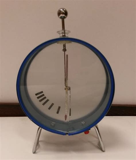 Electroscopes | UCSC Physics Demonstration Room