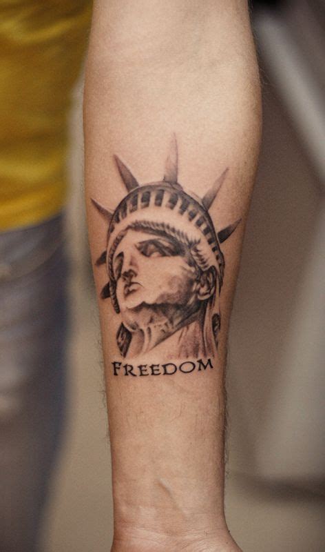 Небольшая татуировка статуя свободы - фото в салоне Tattoo Times