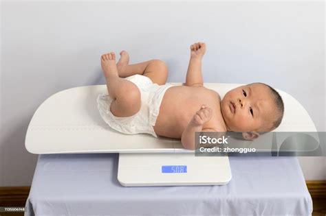 cina bayi  lahir mengukur berat badan foto stok  gambar