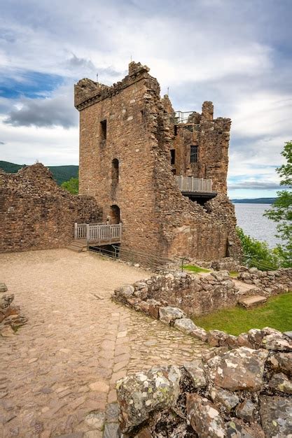 Premium Photo | Ruins of the main tower of urquhart castle on loch ness ...