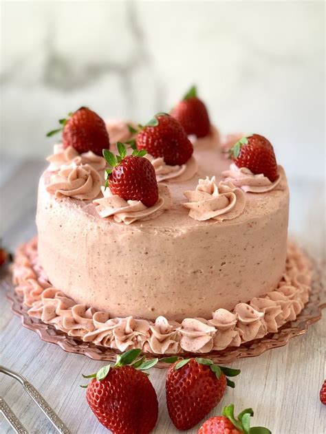 Strawberry Squirt Cake: Easy Recipe for a Stunning & Tasty Treat - dce1i1y