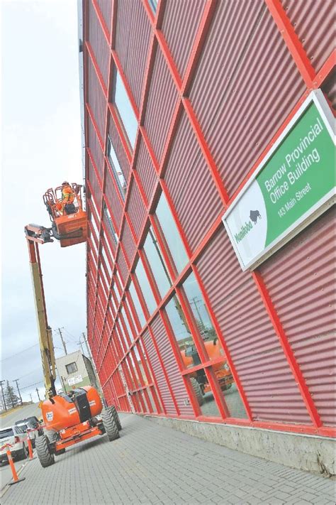flin flons barrow provincial building   roof flin flon reminder