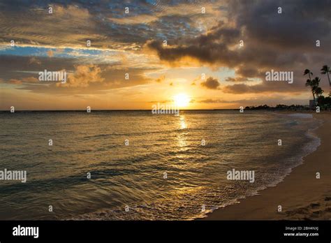 Romantic sunset at Wakiki beach on Oahu Stock Photo - Alamy